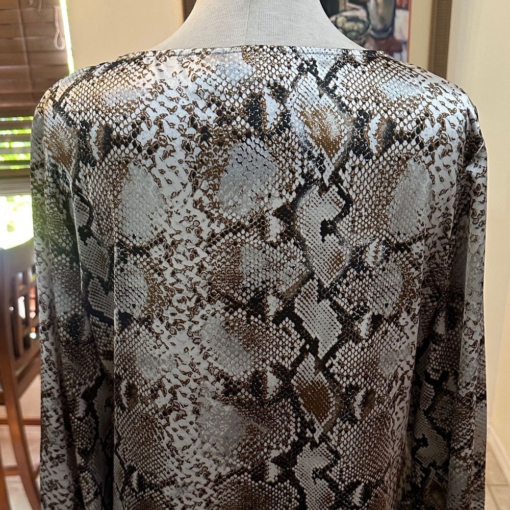 Chico’s Silver/Bronze Snake Print Sateen Long Sleeve Tunic Size 1-Medium - Picture 10 of 14